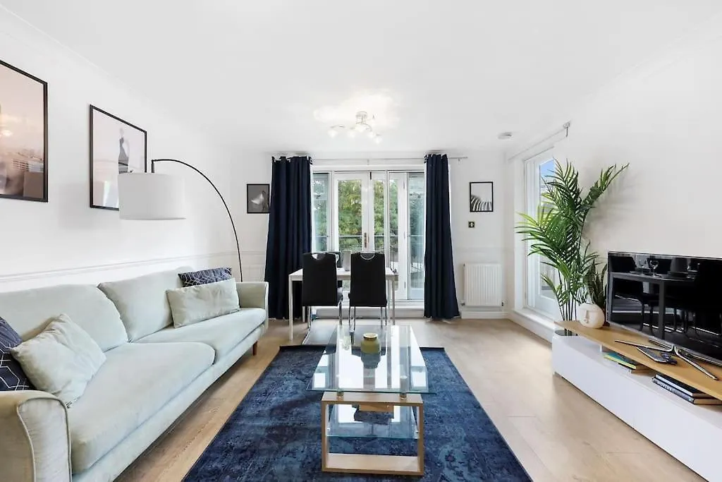 3-Bedroom Apartment Short Term Rental & Flexible Renting Limehouse With Free Wifi & Free Parking London