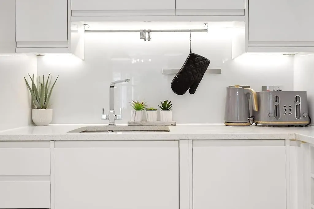 3-Bedroom Apartment Short Term Rental & Flexible Renting Limehouse With Free Wifi & Free Parking London