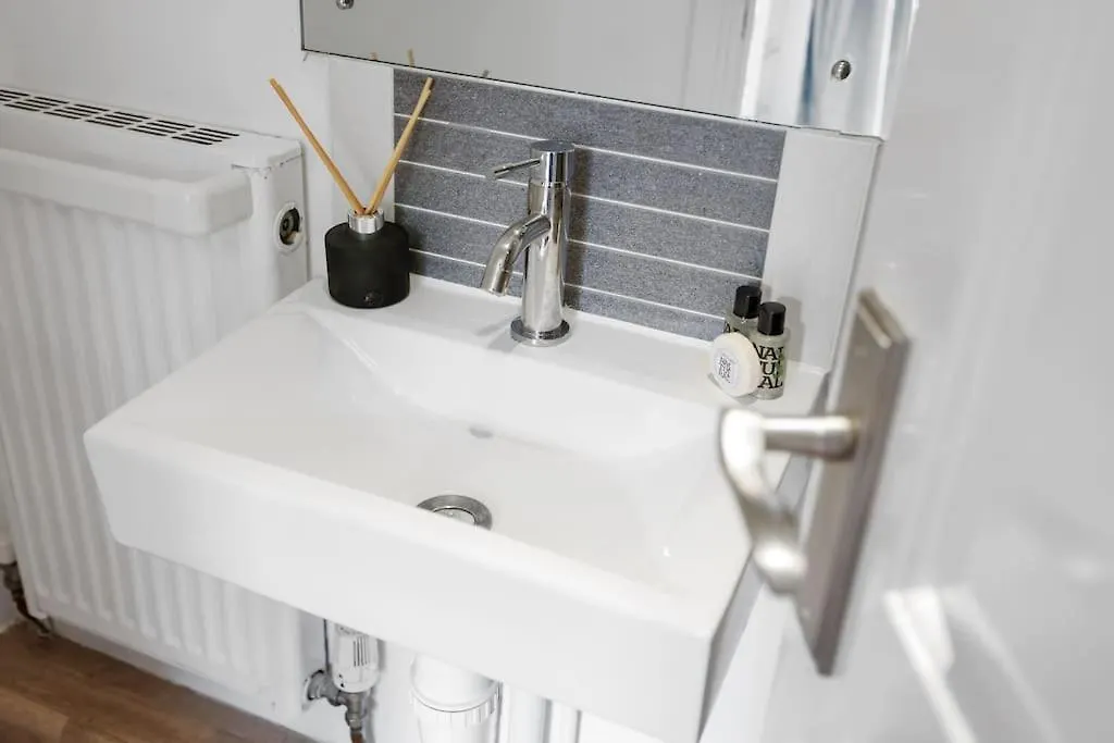 3-Bedroom Apartment Short Term Rental & Flexible Renting Limehouse With Free Wifi & Free Parking London 0*,