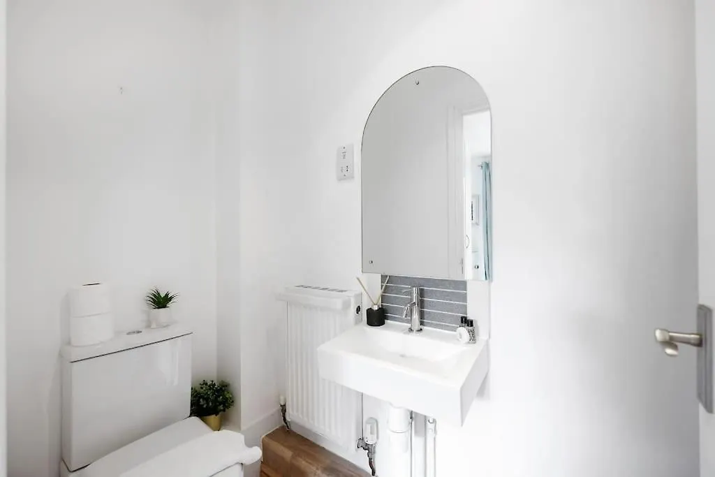 3-Bedroom Apartment Short Term Rental & Flexible Renting Limehouse With Free Wifi & Free Parking London
