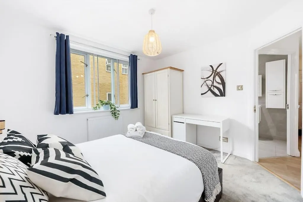 3-Bedroom Apartment Short Term Rental & Flexible Renting Limehouse With Free Wifi & Free Parking London United Kingdom