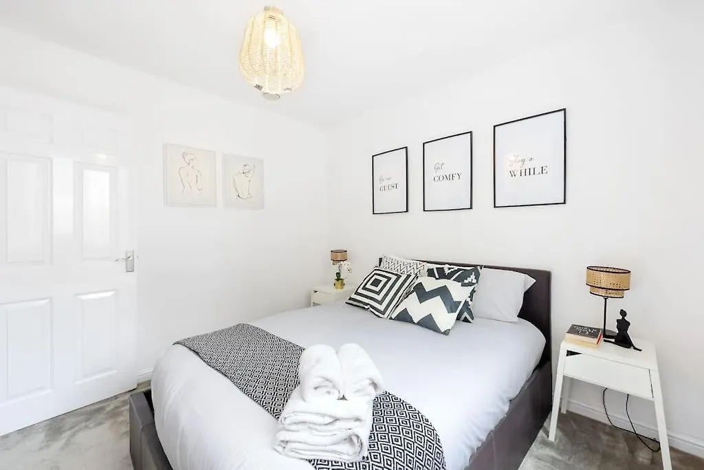 3-Bedroom Apartment Short Term Rental & Flexible Renting Limehouse With Free Wifi & Free Parking London