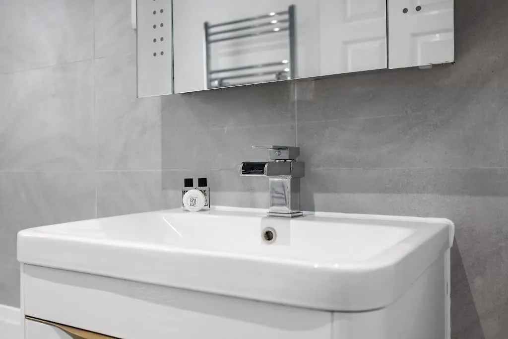 3-Bedroom Apartment Short Term Rental & Flexible Renting Limehouse With Free Wifi & Free Parking London