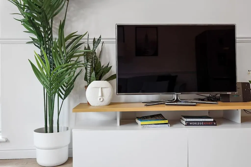 3-Bedroom Apartment Short Term Rental & Flexible Renting Limehouse With Free Wifi & Free Parking London