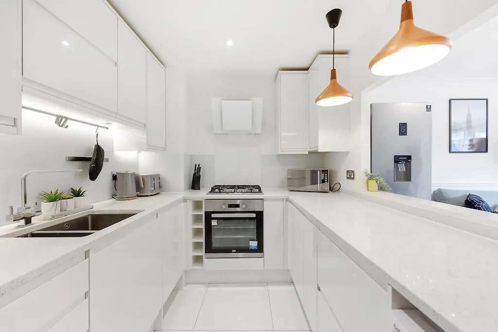 3-Bedroom Apartment Short Term Rental & Flexible Renting Limehouse With Free Wifi & Free Parking London