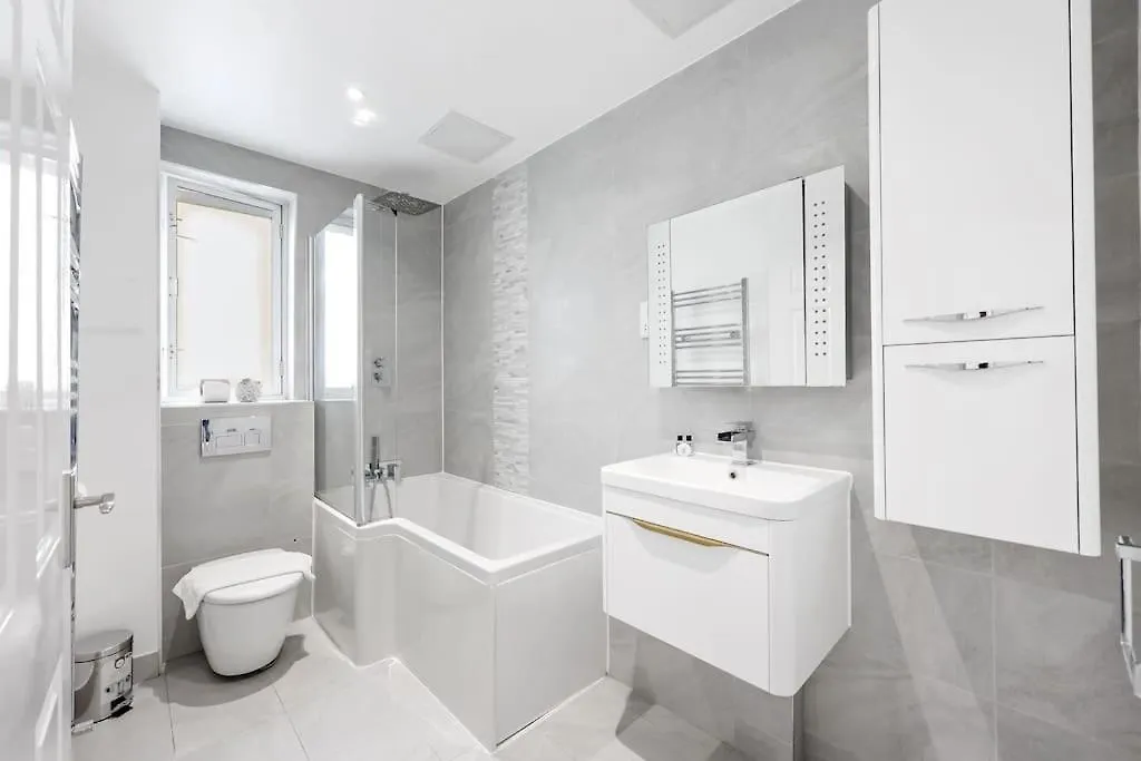 3-Bedroom Apartment Short Term Rental & Flexible Renting Limehouse With Free Wifi & Free Parking London