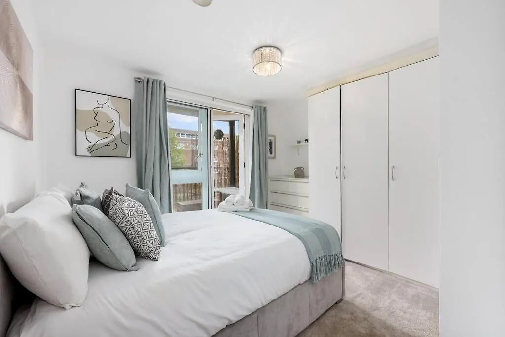 3-Bedroom Apartment Short Term Rental & Flexible Renting Limehouse With Free Wifi & Free Parking London