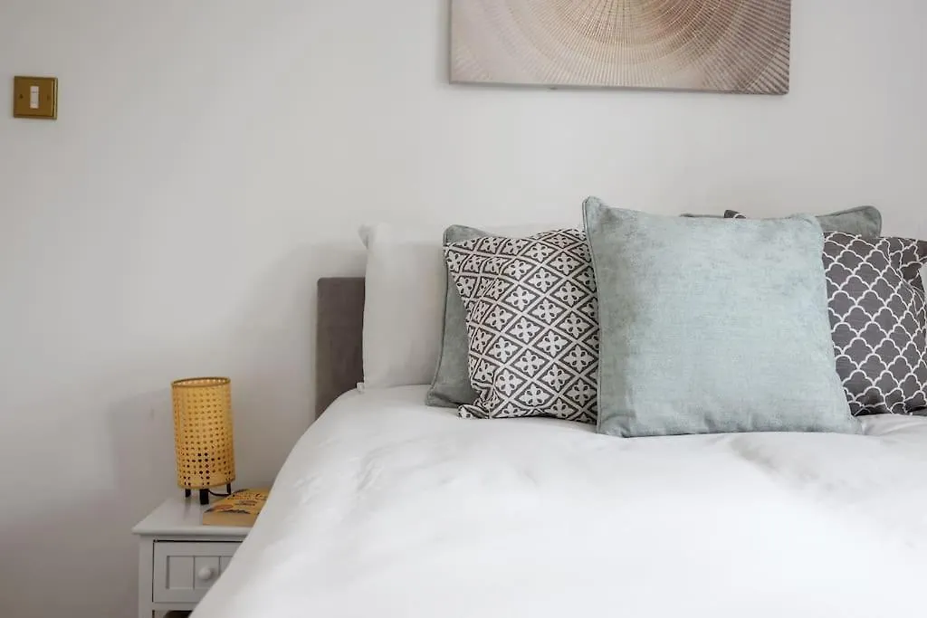3-Bedroom Apartment Short Term Rental & Flexible Renting Limehouse With Free Wifi & Free Parking London