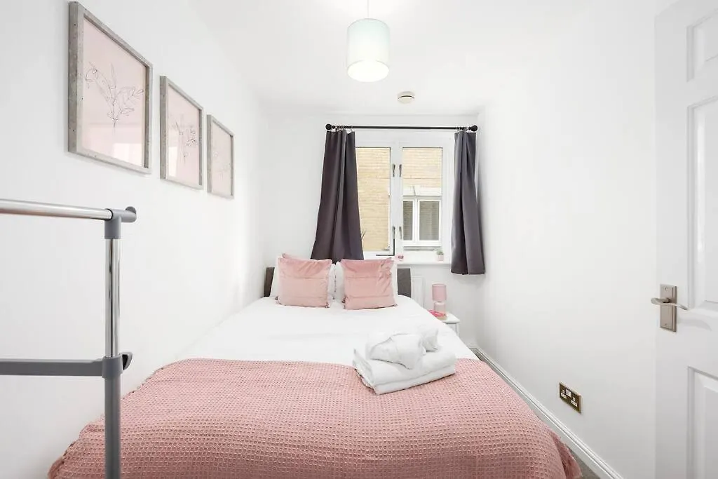 3-Bedroom Apartment Short Term Rental & Flexible Renting Limehouse With Free Wifi & Free Parking London