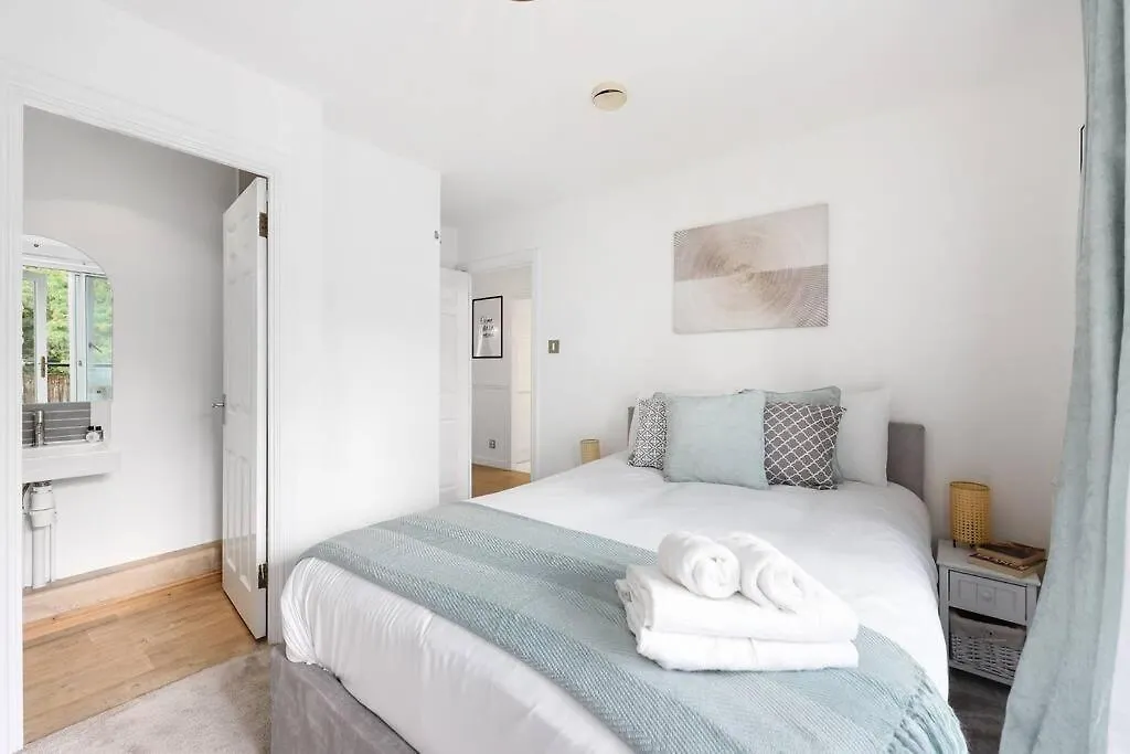 3-Bedroom Apartment Short Term Rental & Flexible Renting Limehouse With Free Wifi & Free Parking London 0*,