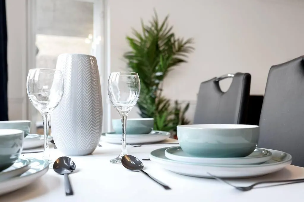3-Bedroom Apartment Short Term Rental & Flexible Renting Limehouse With Free Wifi & Free Parking London