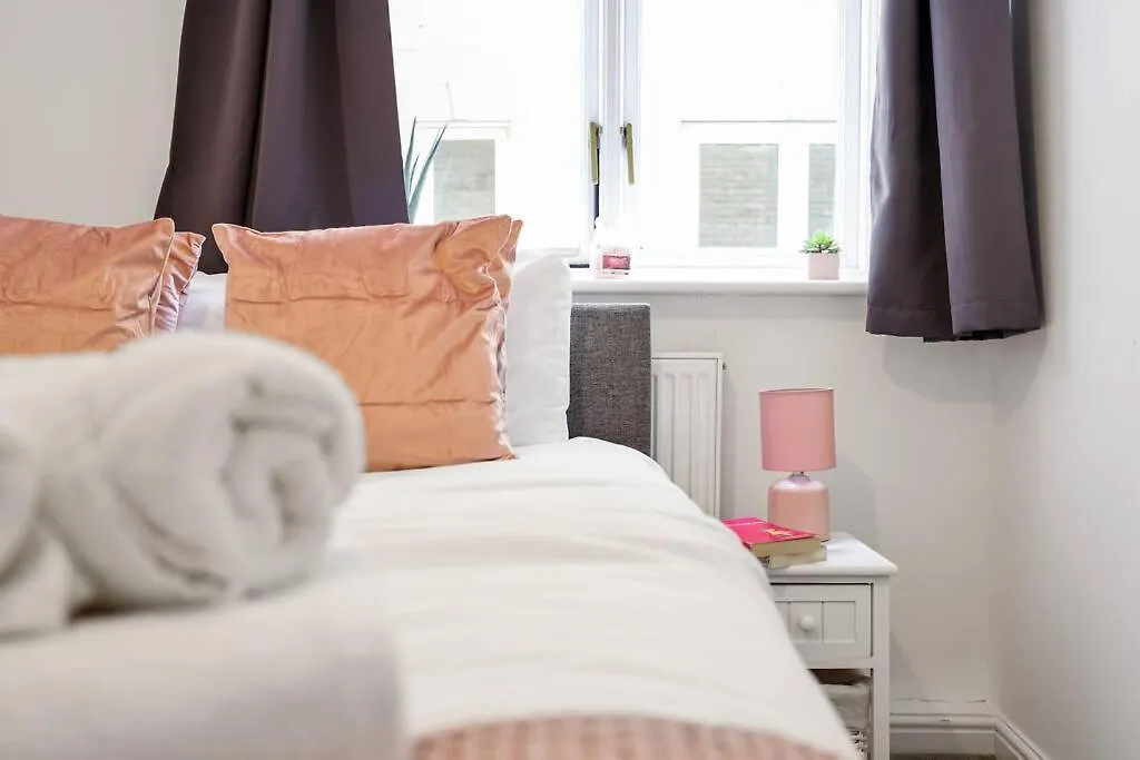 3-Bedroom Apartment Short Term Rental & Flexible Renting Limehouse With Free Wifi & Free Parking London 0*,  United Kingdom