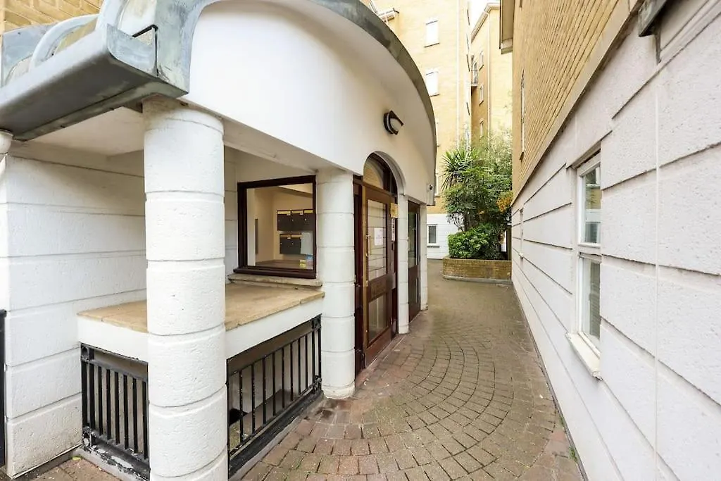 3-Bedroom Apartment Short Term Rental & Flexible Renting Limehouse With Free Wifi & Free Parking London