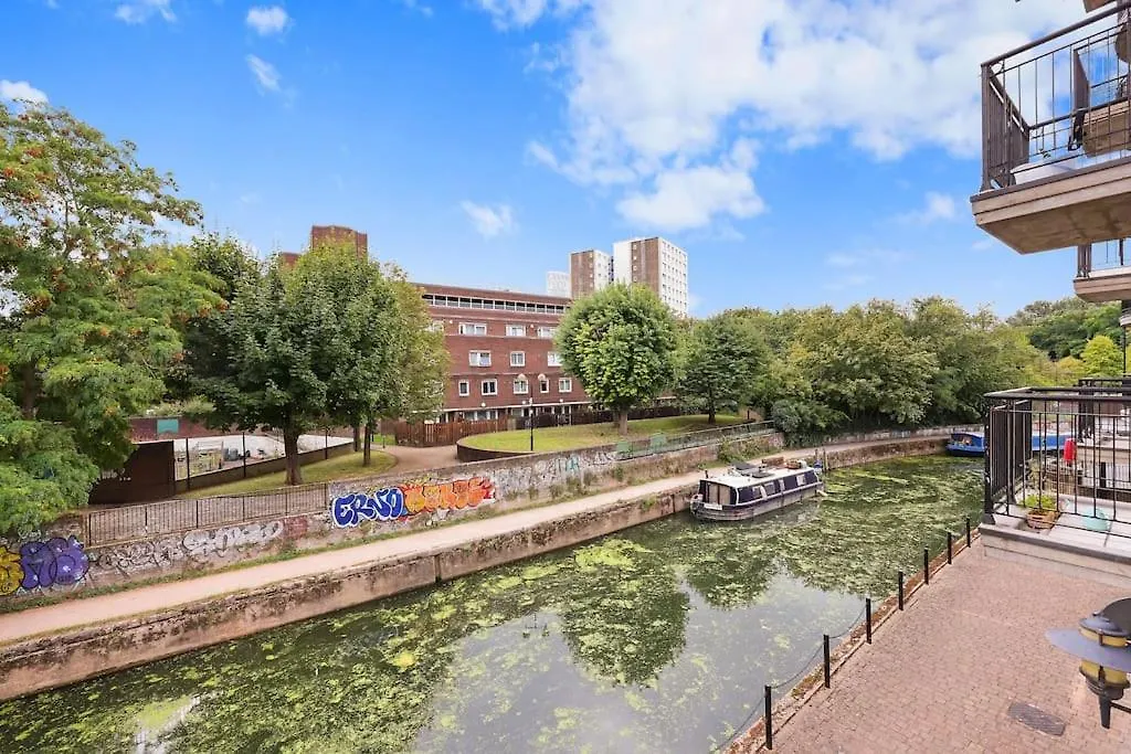 3-Bedroom Apartment Short Term Rental & Flexible Renting Limehouse With Free Wifi & Free Parking London
