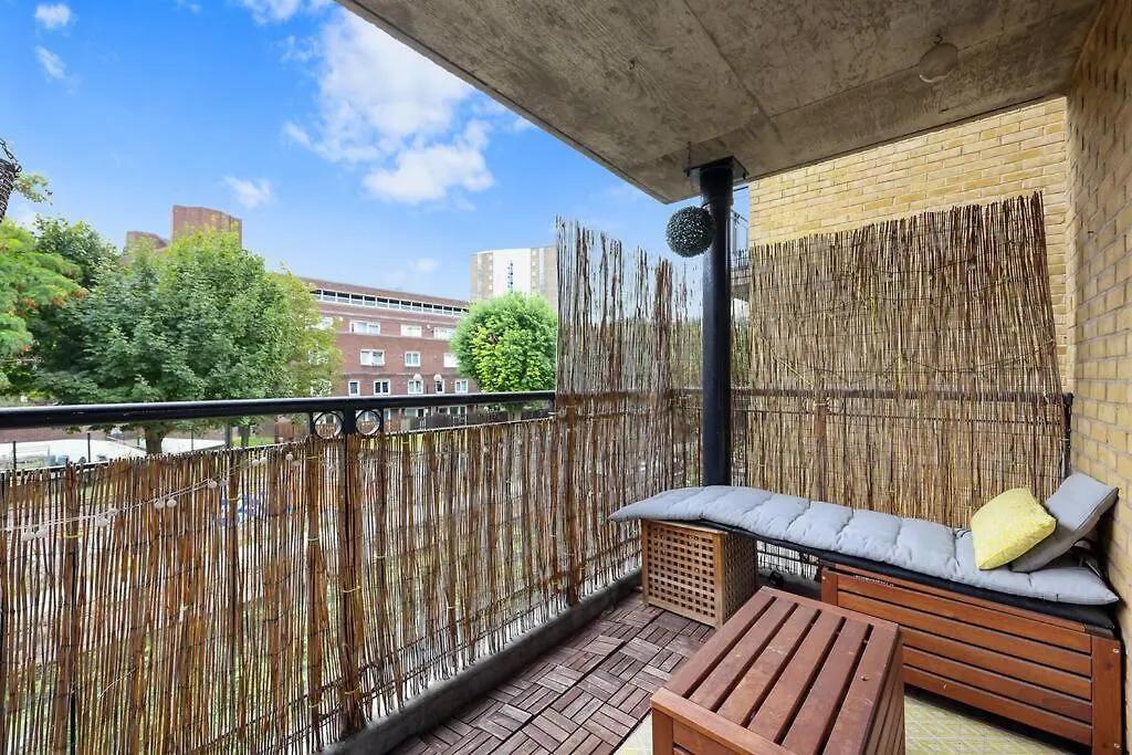 3-Bedroom Apartment Short Term Rental & Flexible Renting Limehouse With Free Wifi & Free Parking London