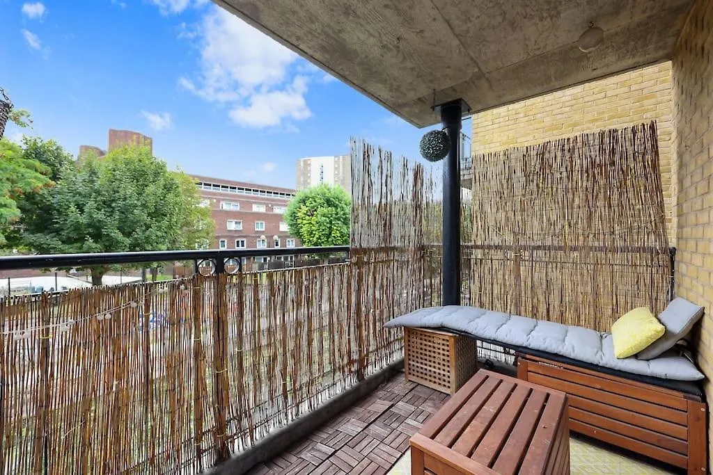 3-Bedroom Apartment Short Term Rental & Flexible Renting Limehouse With Free Wifi & Free Parking London