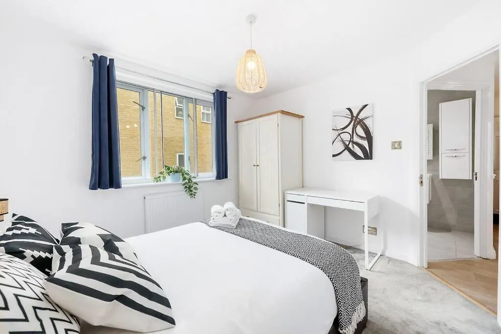 3-Bedroom Apartment Short Term Rental & Flexible Renting Limehouse With Free Wifi & Free Parking London