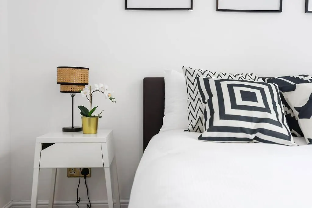 3-Bedroom Apartment Short Term Rental & Flexible Renting Limehouse With Free Wifi & Free Parking London