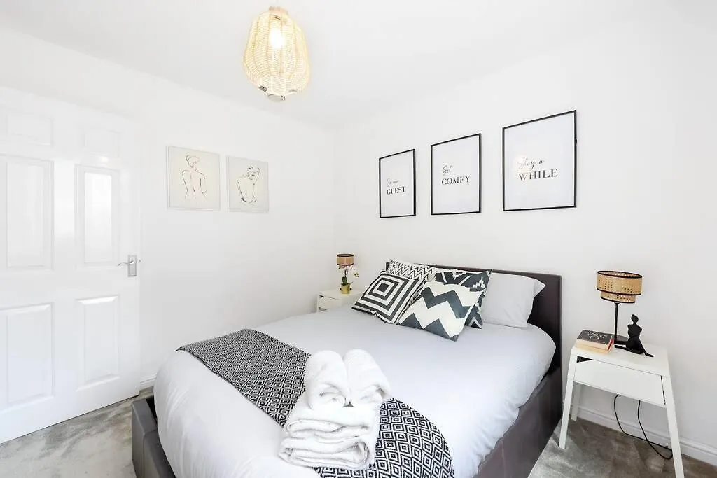 3-Bedroom Apartment Short Term Rental & Flexible Renting Limehouse With Free Wifi & Free Parking London