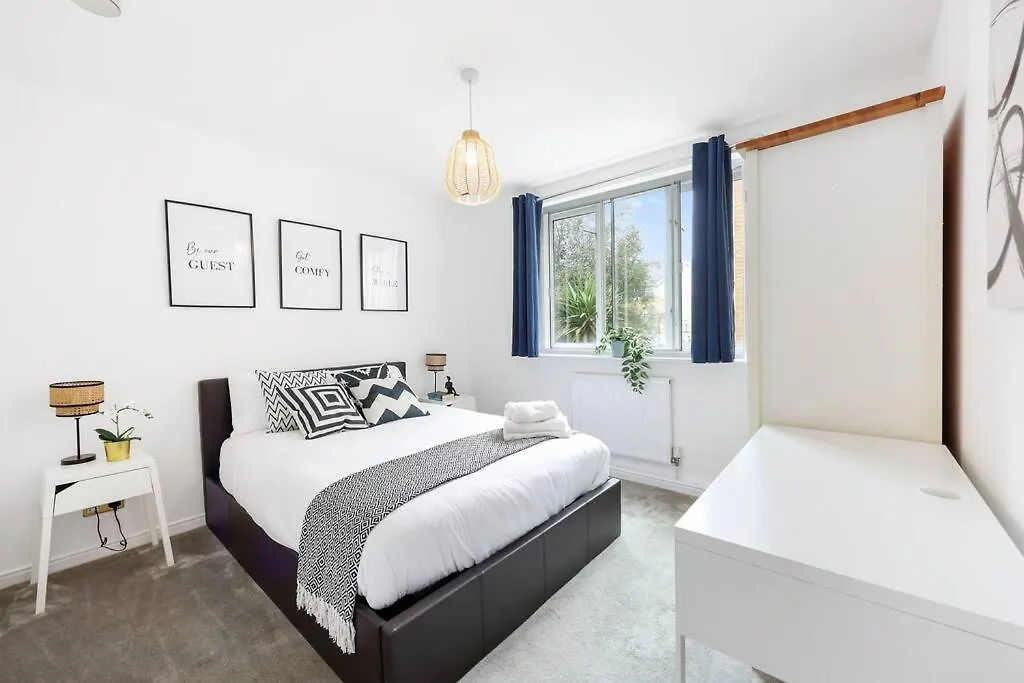 3-Bedroom Apartment Short Term Rental & Flexible Renting Limehouse With Free Wifi & Free Parking London